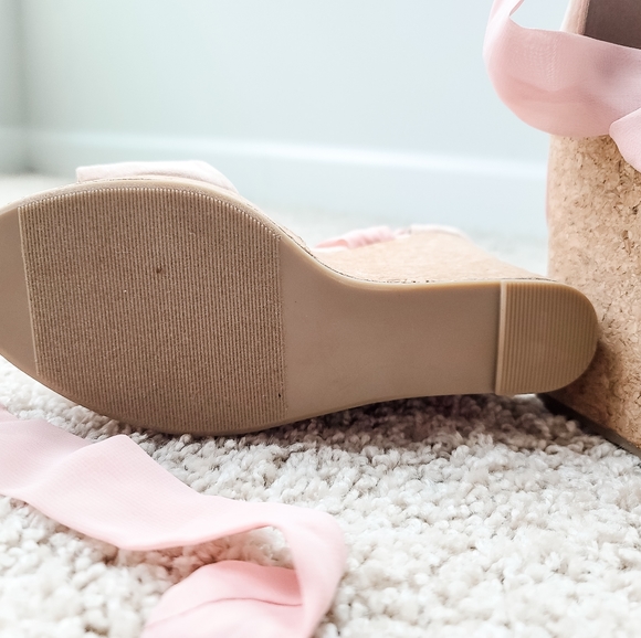 Shoe Dazzle pink strappy cork floral wedges size 8 - Picture 4 of 4